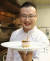 파크 하얏트 부산 조리과의 다미앙 셀므 과장이 자신이 만든 요리를 선보이고 있다. [송봉근 기자]