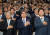 김명수 대법원장(가운데)이 26일 오후 서울 서초구 대법원에서 열린 취임식에서 참석자들과 함께 국민의례를 하고 있다. 왼쪽은 김용덕 대법관, 오른쪽은 권성동 국회 법사위원장. [연합뉴스]