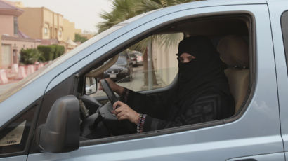 사우디, 마침내 여성 운전 허용한다 