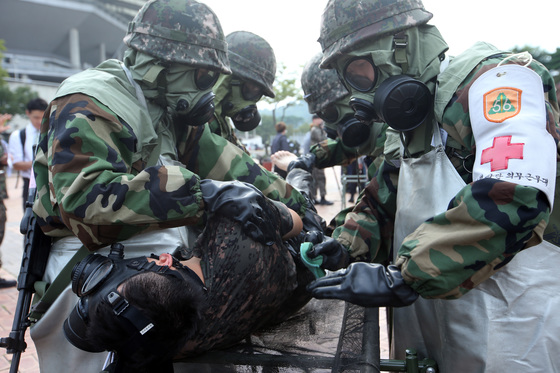 훈련에 참가한 수방사 의무부대 요원들이 화학탄 피해 환자의 피부 제독을 실시하고 있다. 박종근 기자