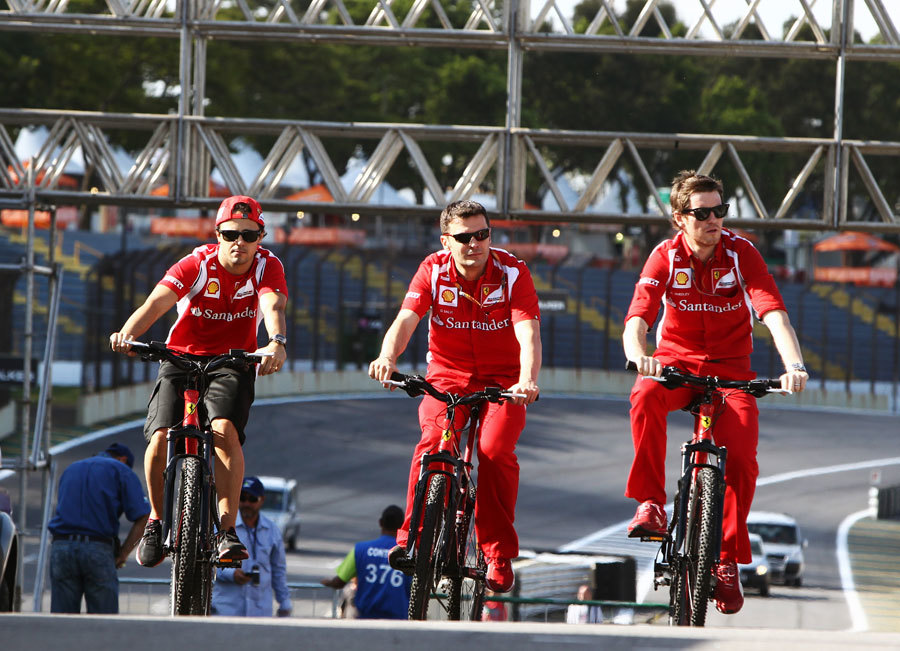 페라리 스쿠데리아 F1 드라이버와 팀 크루가 경기에 앞서 자전거를 타고 천천히 서킷을 둘러보고 있다. 사진 : Formula 1 홈페이지