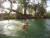 요단강에서 물놀이를 즐기는 아이들. 야자수와 유칼립투스가 우거져 있고 물이 맑아 현지인들이 휴양지로 즐겨 찾는다. 