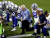 NFL 댈러스 카우보이스의 구단주 제리 존스(가운데)가 25일(현지시간) 국가가 연주되려 하자 선수들과 한쪽 무릎을 꿇고 있다. [AP=연합뉴스]