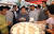 2009년 9월 당시 이명박 대통령이 추석을 맞아 서울 남대문 시장을 방문해 만두를 먹으면서 상인들과 대화를 나누고 있다. [중앙포토]
