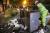 30일 밤 서울 여의도 한강공원 인근 도로에서 환경미화원들이 서울세계불꽃축제 2017가 끝난 뒤 버려진 쓰레기 등을 정리하고 있다. [연합뉴스]