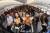 추석연휴를 앞둔 지난달 29일 오후 인천국제공항에서 오사카로 처음 운항하는 아시아나항공기 A350 3호기에 탑승한 승객들이 손을 흔들고 있다. 사진공동취재단
