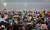중국 건국기념일인 국경절을 맞아 1일 오전 베이징 천안문 광장 국기 게양식에 10만여 관중이 몰려 자국의 국경일을 축하헸다. [사진=중국망]