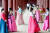 서울 경복궁을 찾은 시민들이 한복을 입고 기념사진을 찍고 있다. [중앙포토]