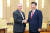 렉스 틸러슨 미국 국무장관(왼쪽)과 시진핑 중국 국가주석이 지난달 30일 중국 베이징 인민대회당에서 만나 악수하고 있다. [AFP=연합뉴스]