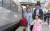 연휴 사흘째인 2일 귀성객들이 서울역 플렛폼에서 고향으로 향하는 기차에 오르고 있다. 김상선 기자
