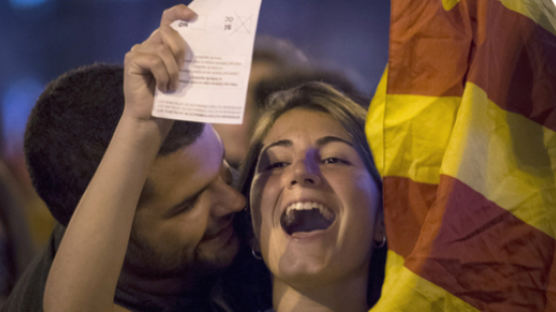 "90% 찬성" 카탈루냐 사실상 독립 선언…스페인 정부 "주민투표 무산"