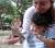 한 어린이가 엄마 손에 올려진 턱수염도마뱀을 만져보고 있다. 박종근 기자