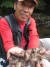 37년 경력 약초 전문가인 김태완씨가 지난달 22일 경기도 가평군 북면 북배산에서 채취한 능이버섯을 들어보이고 있다. 전익진 기자
