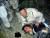 2003년 12월 13일 사담 후세인이 고향 티크리트 인근 지역에 은신해 있다가 미군에 생포된 직후의 모습. [EPA=연합뉴스] 