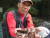 37년 경력 약초 전문가인 김태완씨가 지난달 22일 경기도 가평군 북면 북배산에서 채취한 능이버섯을 들어보이고 있다. 전익진 기자