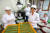 지난달 24일 전남 영광군 신하리 솔담모싯잎송편 공장에서 필리핀·베트남 출신 이주여성들이 조영미(왼쪽 둘째) 대표와 함께 송편을 빚고 있다. 영광의 경우 200여 곳에서 3360t 의 송편을 생산한다. [프리랜서 장정필]