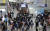 역대 최장인 올해 추석연휴를 앞두고 28일 오전 인천공항에서 여행객들이 출국게이트 앞에 길게 줄서고 있다. [연합뉴스]