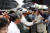문재인 대통령이 추선연휴인 6일 오후 안동 하회마을을 방문해 주민들과 악수를 하고 있다. [청와대 제공]