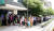 2014년 6·4 지방선거 당시 서울 종로구 가회동 제1투표소가 마련된 재동초등학교에서 시민들이 투표를 하기 위해 줄지어 서 있는 모습. [연합뉴스]