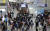 추석연휴를 앞둔 지난 9월28일 오전 인천공항 출국게이트 앞에 여행객들이 길게 줄서 있다.[연합뉴스]