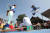 2011년 추석연휴 마지막날인 9월 13일 서울 필동 남산골 한옥마을에서 시범단이 널뛰기 공연을 펼치고 있다.[중앙포토]