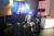 ‘2017 광주디자인비엔날레 특별전’이 열리는 광주시립미술관을 찾은 관람객들이 드럼 치는 로봇인 조영각의 ‘비트 봇 밴드’를 보고 있다. 프리랜서 장정필
