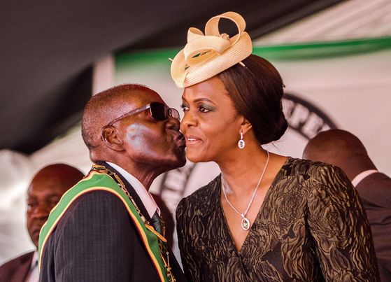 지난 4월 열린 짐바브웨 독립기념 행사에서 부인 그레이스에게 입맞추는 무가베 대통령. [AFP=연합뉴스]