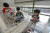 샘말 붕붕도서관을 찾은 어린이들이 그물망 위에서 책을 보고 있다. 신인섭 기자