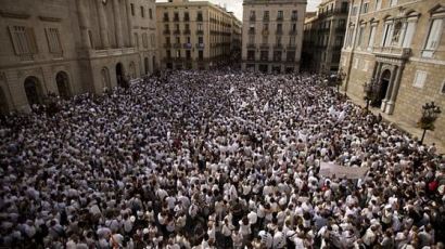 스페인 총리 "카탈루냐 자치권 중단도 가능"…흰옷 입은 수천명 양측 대화 요구 