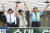 고이케 유리코(가운데) 희망의 당 대표가 7일 도쿄 긴자에서 선거 협력을 하기로 한 마쓰이 이치로(왼쪽) 일본유신회 대표와 유세를 하고 있다. [지지통신]  