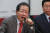 홍준표 자유한국당 대표(오른쪽)가 9일 서울 여의도 당사에서 열린 최고위원회의에서 발언하고 있다. 임현동 기자
