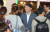 국민의당 안철수 대표가 8일 오후 서울 서초구 반포동 센트럴시티터미널 호남선에서 시민들과 인사하고 있다. [연합뉴스]