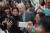 학생들의 셀카에 응하고 있는 리처드 세일러 교수. [AFP=연합뉴스]