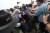 2015년 남북 고위급 협상이 열린 가운데 통일대교 앞에서 경찰과 몸싸움을 벌이고 있는 어버이연합 회원들 . [중앙포토]