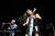 7일 서울 잠실종합운동장 주경기장에서 티나 구오가 전자 첼로를 연주하고 있다. 한스 치머의 19인조 밴드 중 가장 앞자리에 선 그는 정열적인 연주와 무대 매너로 분위기를 이끌었다. [사진 프라이빗 커브]