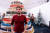 지난 9월 5일 영국 런던에서 열린 러쉬 크리에이티브 쇼케이스 현장에서 만난 러쉬의 제품개발총괄 대니얼 캠벨. 뒤의 구조물은 그가 최근 개발한 &#39;네이키드 샤워젤&#39;로 만든 크리스마스 트리. [사진 러쉬코리아]