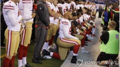 NFL '무릎꿇기' 금지 규정 만드나…백악관 거듭 압박
