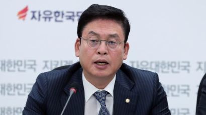 한국당 "박 전 대통령, 구속 연장 반대…불구속 재판해야" 