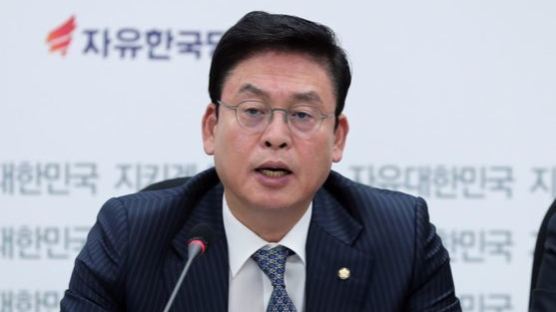 한국당 "박 전 대통령, 구속 연장 반대…불구속 재판해야" 