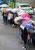 전국 대부분 지역에 비가 내리는 11일 오전 강원 춘천시외버스터미널 인근에서 우산을 쓴 대학생들이 통학버스를 기다리고 있다. 기상청은 이날 비가 낮에 대부분 그친 뒤 기온이 떨어질 것으로 예보했다.[연합뉴스]