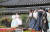 추석 연휴 마지막 날인 9일 전주 한옥마을에서 한복을 입은 관광객들이 사진을 찍고 있다. [연합뉴스]