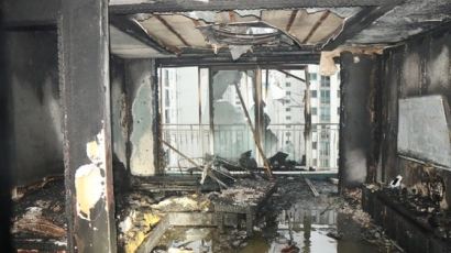 김해 아파트 10층 화재, 불길 피하던 40대 여성 추락사