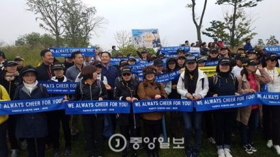 "힘내요" 응원하는 팬클럽... 한국 유일 LPGA 대회의 '진풍경'