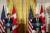 도널드 트럼프 미국 대통령(오른쪽)과 저스틴 트뤼도 캐나다 총리가 11일 (현지시간) 워싱턴 백악관에서 정상회담을 한 뒤 공동기자회견을 하고 있다.