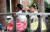 추석 연휴 마지막 날인 9일 전북 전주시 완산구 한옥마을에서 관광객들이 정자에 앉아 쉬고 있다. [연합뉴스]