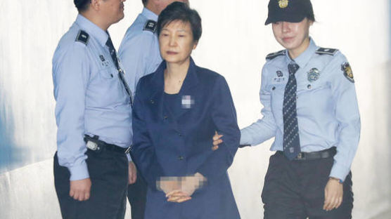 13일의 금요일에 구속 연장된 박근혜…“재판 내내 웃음기 없는 표정” 
