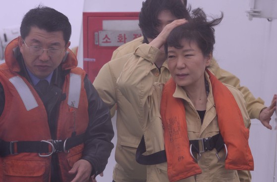 여객선 세월호 침몰사고 이틀째인 2014년 4월 17일 박근혜 대통령이 전남 진도 해상에 침몰한 세월호 사고현장을 찾아 해경 경비함정에서 수색 구조상황을 살펴보고 있다. 진도=청와대사진기자단