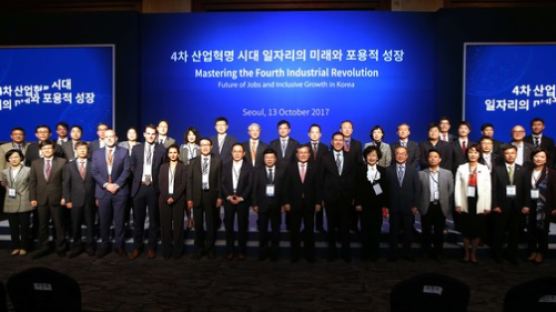다보스포럼, 한국서 원탁회의 개최…“문재인, 4차 산업혁명 리더”