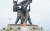 디엔비엔푸 전쟁 승리기념탑, 아래는 박보균 대기자.