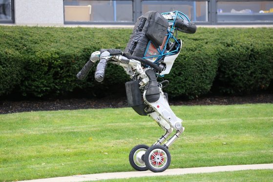 보스톤 다이내믹스가 가장 최근 발표한 이족 보행 로봇 &#39;핸들&#39;. [사진=보스톤 다이내믹스 홈페이지]